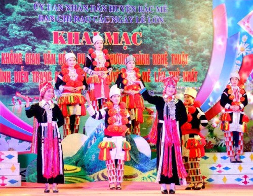 Trình diễn trang phục truyền thống dân tộc Dao trong Lễ khai mạc chương không gian văn hóa huyện Bắc Mê