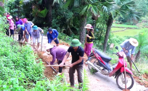 Người dân thôn Nghè, xã Hương Sơn đắp lề đường giao thông nông thôn
