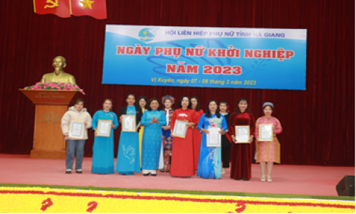 Chị Nguyễn Thị Tươi (đứng thứ hai từ phải qua trái) tham gia tại Hội thi Phụ nữ khởi nghiệp tỉnh năm 2023
