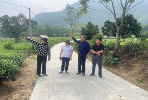 Đ/c Nguyễn Đức Tính kiểm tra tiến độ làm đường giao thông nông thôn tại xã Ngọc Linh