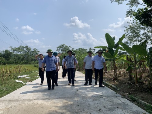 Các đồng chí lãnh đạo Văn phòng Điều phối NTM tỉnh và huyện Bắc Quang kiểm tra tuyến đường bê tông tại xã Quang Minh