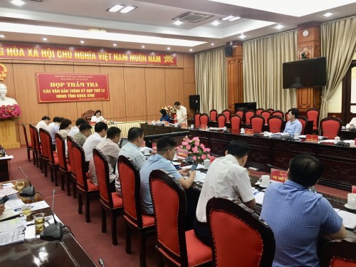 Phó Chủ tịch HĐND tỉnh Hoàng Văn Vịnh phát biểu tại buổi họp thẩm tra