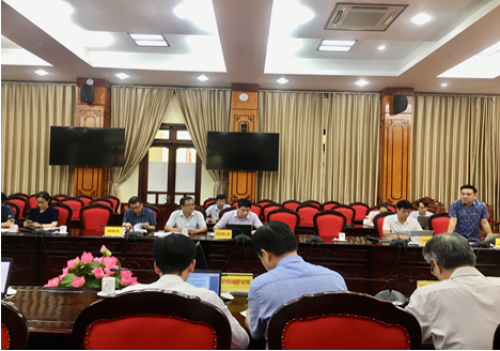 Đồng chí Nguyễn Tiến Hùng (đứng) - Phó Chánh Văn phòng UBND tỉnh phát biểu tại cuộc họp