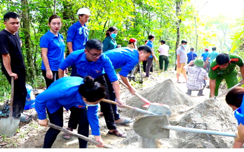 Đoàn viên, thanh niên cùng người dân thị trấn Vinh Quang (Hoàng Su Phì) làm đường bê tông nông thôn.