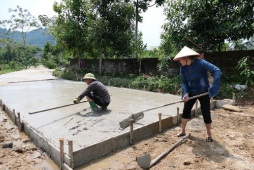 Người dân xã Việt Lâm, huyện Vị Xuyên góp công làm đường giao thông nông thôn.