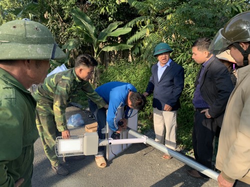Đồng chí Long Đức Trung – Bí thư Đảng uỷ xã Vĩ Thượng đi kiểm tra công tác lắp đặt hệ thống đèn năng lượng mặt trời tại thôn Yên Thượng
