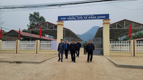 Đồng chí Ngô Văn Thương – Phó Văn phòng Điều phối NTM tỉnh cùng lãnh đạo UBND huyện Bắc Quang kiểm tra chợ xã Bằng Hành
