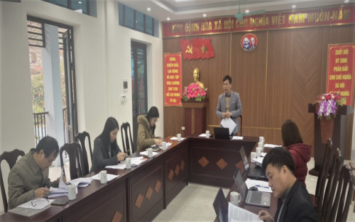 Đồng chí Ngô Văn Thương - Phó Chánh Văn phòng điều phối NTM tỉnh phát biểu tại cuộc họp