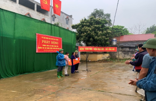 Đồng chí Trần Quang Minh - UVBTV Tỉnh ủy – Chủ nhiệm UBKT Tỉnh ủy phát biểu chỉ đạo và trao quà hỗ trợ cho các hộ nghèo mua lợn giống phát triển kinh tế