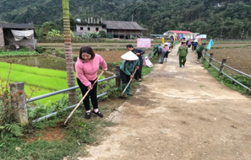 Nhân dân thôn Bản Kiếng, xã Tùng Bá, huyện Vị Xuyên tu sửa tuyến đường liên thôn