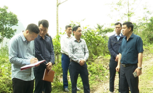 Đ/c Hoàng Gia Long – Phó Chủ tịch UBND tỉnh kiểm tra công trình cấp nước sinh hoạt nông thôn tại xã Bản Rịa, huyện Quang Bình
