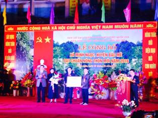 Đ/c Nguyễn Văn Sơn - Chủ tịch UBND tỉnh trao Bằng công nhận “Xã đạt chuẩn nông thôn mới năm 2016” cho Đảng bộ, chính quyền và nhân dân xã Minh Ngọc