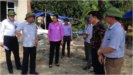 Đồng chí Hà Thị Minh Hạnh - Phó Chủ tịch UBND tỉnh kiểm tra công tác xây dựng cơ sở hạ tầng tại thôn Vinh Quang, xã Tân Quang.