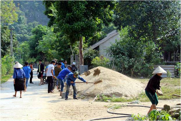 Người dân thôn Thanh Sơn tích cực chỉnh trang, vệ sinh đường làng, ngõ xóm