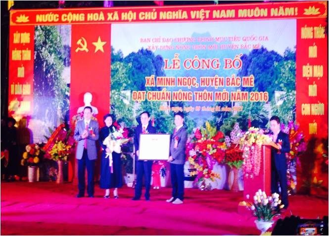 Đ/c Nguyễn Văn Sơn - Chủ tịch UBND tỉnh trao Bằng công nhận “Xã đạt chuẩn nông thôn mới năm 2016” cho Đảng bộ, chính quyền và nhân dân xã Minh Ngọc.