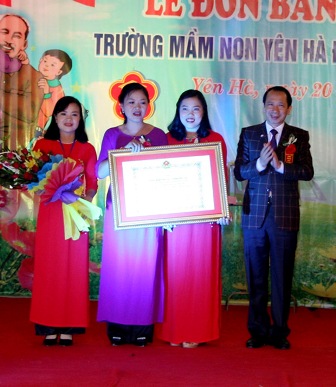 Đồng chí Trần Đức Quý, Phó Chủ tịch UBND tỉnh trao Bằng công nhận đạt chuẩn cho trường Mầm non Yên Hà