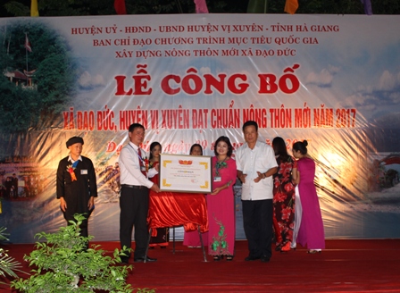 Đồng chí Nguyễn Văn Sơn – Chủ tịch UBND tỉnh  trao bằng công nhận xã Đạo Đức, huyện Vị Xuyên đạt chuẩn NTM năm 2017