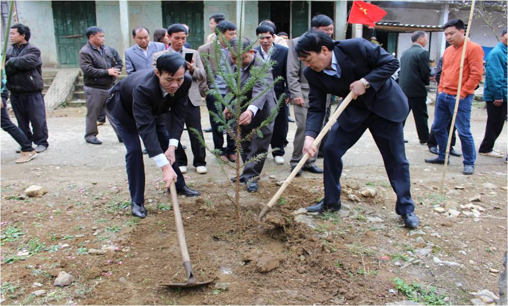 Lãnh đạo tỉnh, huyện tham gia trồng cây xanh tại lễ ra quân “Chung tay xây dựng nông thôn mới” của xã Phú Lũng, huyện Yên Minh. Ảnh: Tuấn Khanh