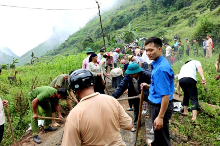 Người dân xã Quản Bạ tham gia làm đường Nông thôn mới.