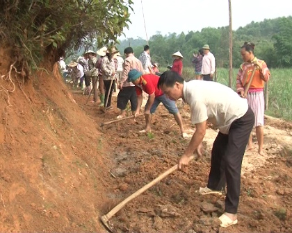 Người dân các xã trên địa bàn huyện Quang Bình tham gia làm đường giao thông nông thôn