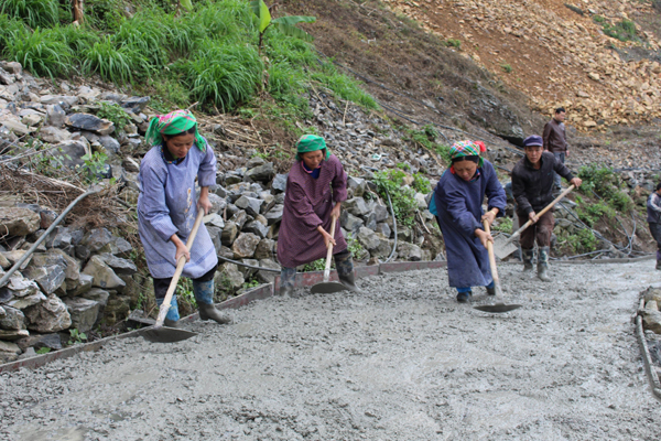 Nhân dân thôn Phìn Lò, xã Sơn Vĩ làm đường bê-tông liên thôn