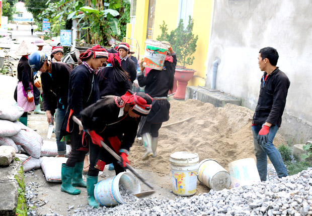 Người dân thị trấn Tam Sơn (Quản Bạ) làm đường bê-tông nông thôn