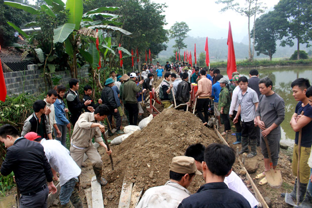 Nhân dân xã Linh Hồ làm đường bê-tông nông thôn