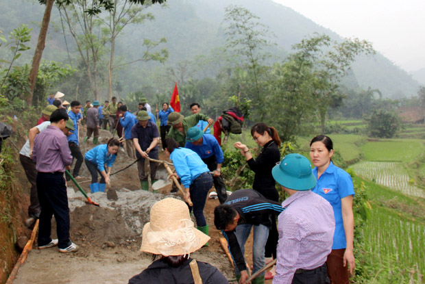 Đoàn viên, thanh niên huyện Bắc Quang tham gia làm đường bê - tông nông thôn tại thôn Trung, xã Thượng Bình