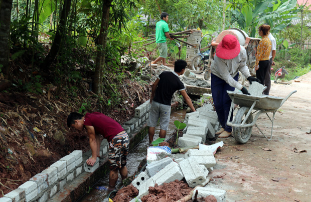 Người dân thôn Vén sửa chữa kênh mương phục vụ sản xuất