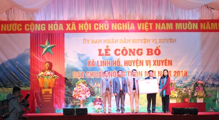 Đồng chí Hà Thị Minh Hạnh - Phó Chủ tịch UBND trao Bằng công nhận cho xã Linh Hồ đạt chuẩn nông thôn mới