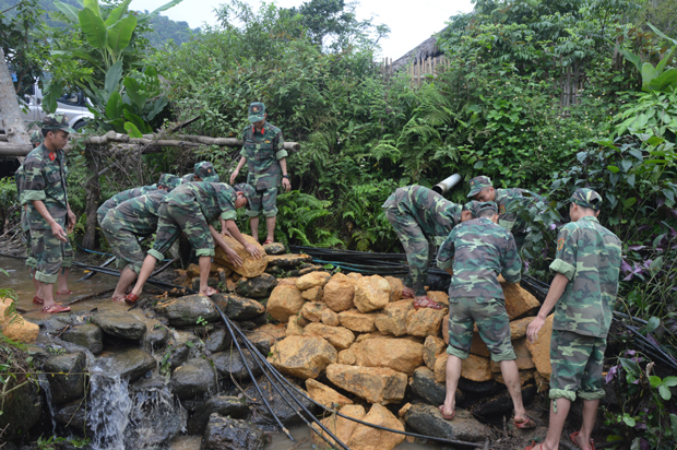 Cán bộ, chiến sỹ LLVT tỉnh tham gia xây dựng NTM tại xã Phương Độ, thành phố Hà Giang