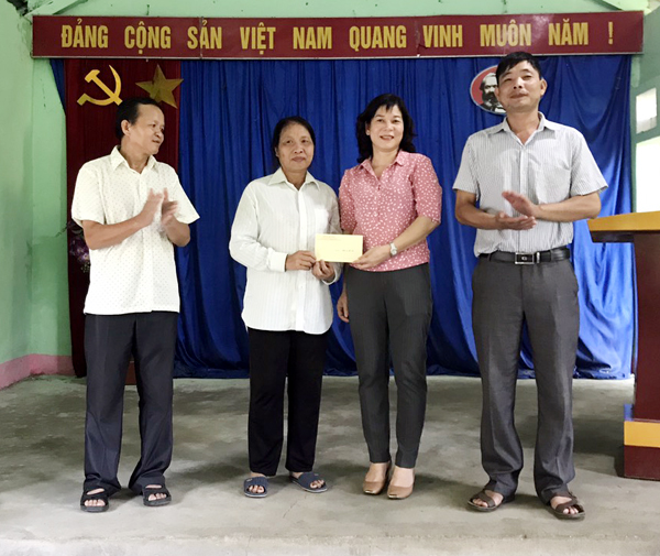 Phó Chủ tịch Thường trực HĐND tỉnh Chúng Thị Chiên ủng hộ thôn Tân Bình, xã Việt Vinh (Bắc Quang) xây dựng nông thôn mới.