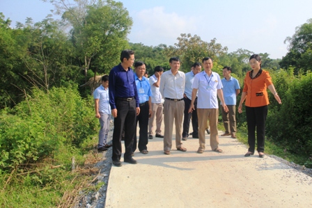 Đ/c Hà Thị Minh Hạnh  - Phó Chủ tịch UBND tỉnh kiểm tra thực tế tiến độ xây dựng NTM  tại xã Kim Ngọc