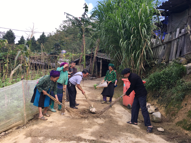 Người dân thôn Séo Lủng B dọn vệ sinh, đảm bảo môi trường sống trong lành