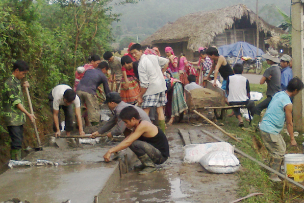 Người dân chung sức làm đường giao thông nông thôn ở Quang Bình.