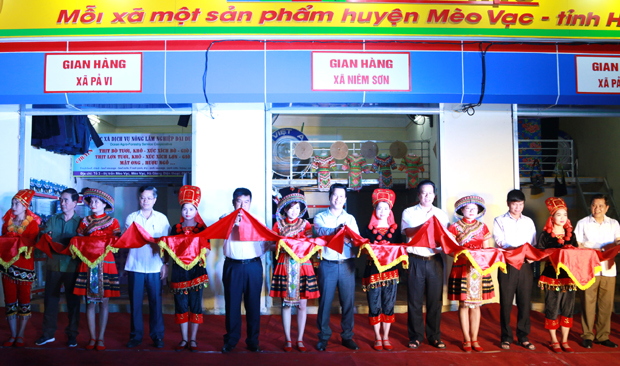 Các đồng chí lãnh đạo tỉnh và huyện Mèo Vạc cắt băng khai trương Trung tâm trưng bày và bán sản phẩm OCOP huyện Mèo Vạc