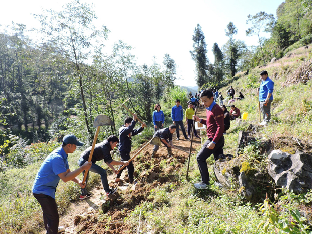 Đoàn viên, thanh niên huyện Đồng Văn đóng góp ngày công làm đường Nông thôn mới