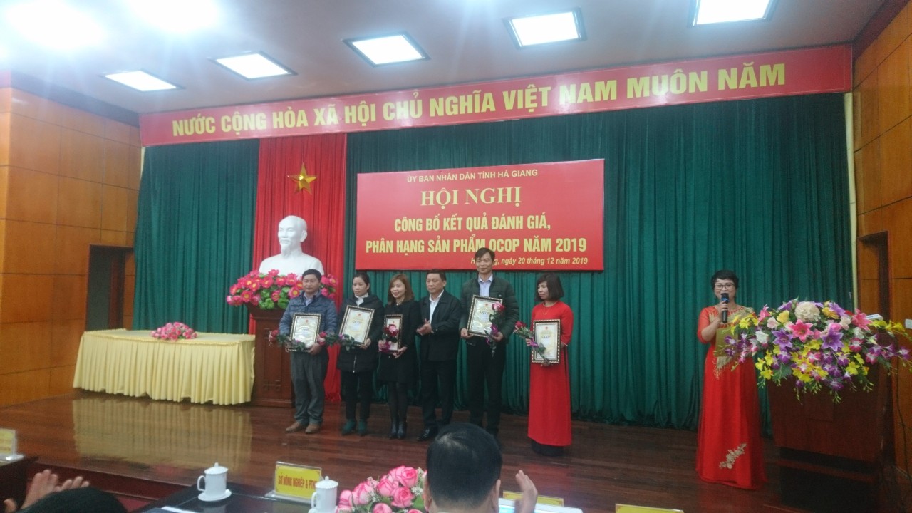 Đồng chí Nguyễn Minh Tiến - Phó Chủ tịch Thường trực UBND tỉnh trao Giấy chứng nhận 4 sao cấp tỉnh cho các chủ thể có sản phẩm OCOP