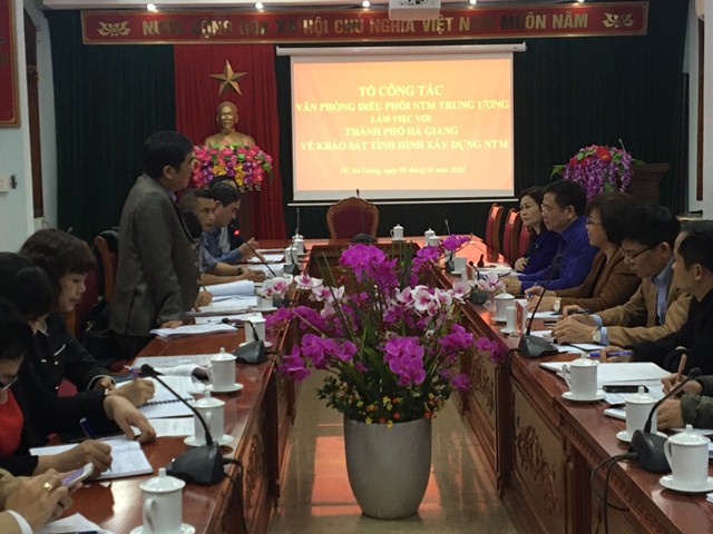 Ông Trần Văn Môn (đứng) Phó Cục trưởng, Phó Chánh VPĐP nông thôn mới Trung ương phát biểu tại buổi làm việc với Ban Chỉ đạo tỉnh và Ban Chỉ đạo thành phố Hà Giang