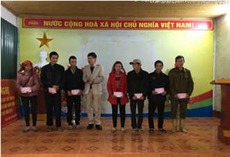 Đồng chí Nguyễn Ngọc Sơn tặng quà các hộ nghèo của xã Tân Lập Nhân dịp tết nguyên đán Canh Tý năm 2020