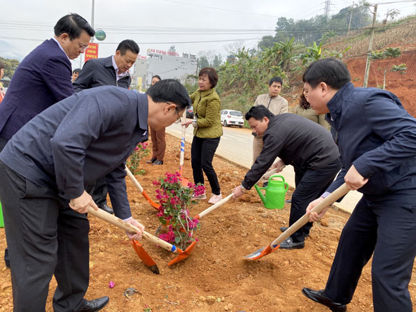 Các đồng chí lãnh đạo tỉnh và thành phố Hà Giang tham gia trồng cây tại tuyến đường đôi Cầu Mè - Hà Phương.