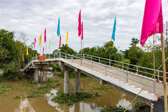 Nhà nước và nhân dân đóng góp xây cầu nông thôn mới ở huyện Tháp Mười.