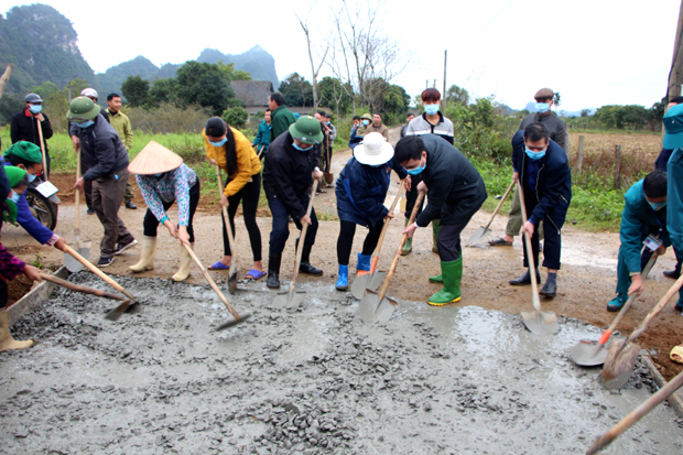 Các đồng chí lãnh đạo huyện và nhân dân xã Phong Quang tham gia làm đường bê tông thôn Lùng Càng