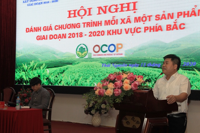 Đồng chí Đỗ Tấn Sơn - Phó Giám đốc sở Nông nghiệp và PTNT kiêm Chánh Văn phòng điều phối nông thôn mới, tham luận tại hội  nghị.