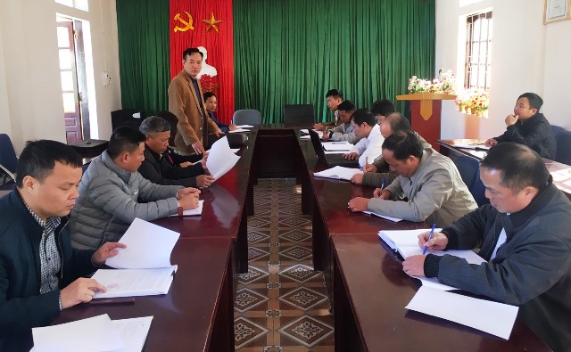 Đồng chí Nguyễn Đức Tính làm việc tại xã Lũng Cú, huyện Đồng Văn