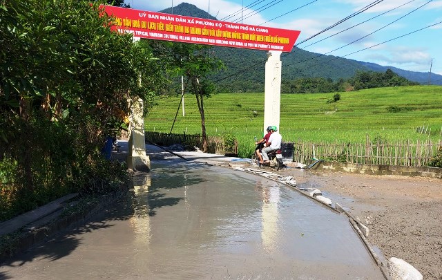 Đổ bê tông tuyến đường vào thôn Hạ Thành, xã Phương Độ (thôn nông thôn mới kiểu mẫu gắn với phát triển du lịch cộng đồng)