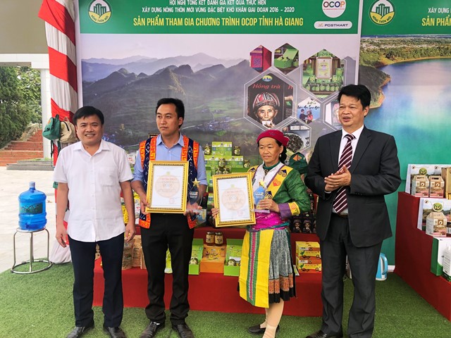 Đ/c Trần Nhật Lam – Phó Chánh VPĐP NTM Trung ương trao giấy chứng nhận cho 02 HTX của tỉnh Hà Giang đạt giải sản phẩm OCOP tiêu biểu vùng đặc biệt khó khăn giai đoạn 2018 – 2020