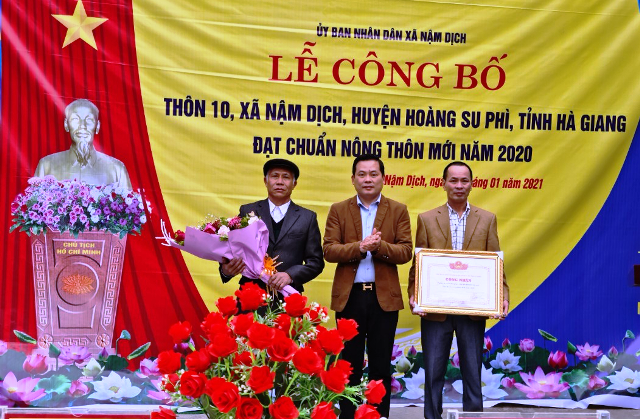 Đồng chí Triệu Sơn An- Phó Chủ tịch UBND huyện trao Bằng công nhận Thôn 10 xã Nậm Dịch đạt chuẩn nông thôn mới