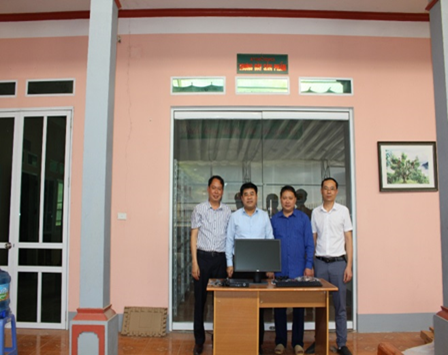 Đ/c Đỗ Tấn Sơn - Chánh Văn phòng Điều phối nông thôn mới tỉnh trao máy vi tính cho HTX Phìn Hồ