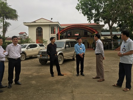 Đồng chí Phó Chánh Văn phòng NTM tỉnh kiểm tra tại Trường THCS xã Liên Hiệp, huyện Bắc Quang